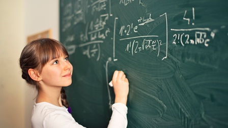 Kleines Mädchen Schreiben schwierig Mathematikstunde equations - Stock-Fotografie