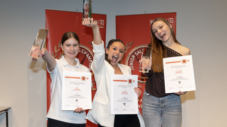 Der Junior Sales Champion International war fest in Frauenhand: Die zweitplatzierte Anna Gruber, Siegerin Seline Reichen und Lisa Maria Simperl (v. l.), die auf Rang drei kam, strahlten um die Wette. 