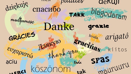 Illustration eines hellbraunen Hintergrunds, auf dem verschiedene Wörter in schwarzer Schrift stehen, zum Beispiel grazie, kiitos, tak, merci, aciu, gracies, danke, mèsi, dziekuje