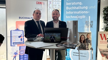 Zwei Männer bei Beratungsstand