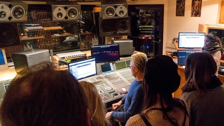 Der WIFI Wien-Lehrgang bietet einen strukturierten Überblick über die zentralen Stellschrauben im Musikbusiness, unterrichtet von Experten aus der österreichischen Musik- und Medienpraxis.