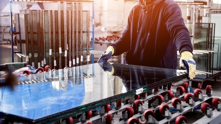 Arbeiter mit Glasplatte 