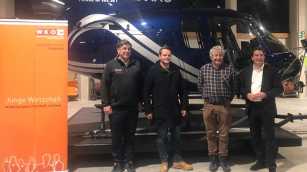 Gruppenbild vor Hubschrauber