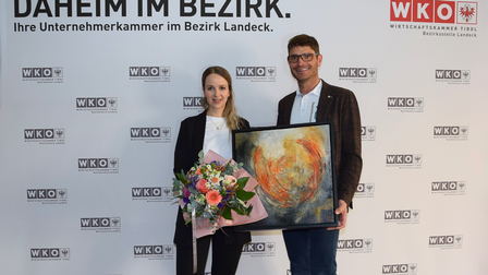 Künstlerin Judith Peintner und WK-Bezirksobmann Michael Gitterle in der Künstlerecke der WK Landeck (v.l.)