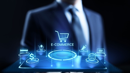 Eine Person hält ein Tablet über dem verschiedene Symbole kreisen