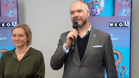 Mann mit Mikrofon und Frau stehend