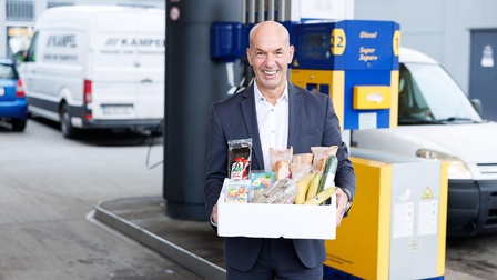 Andreas Gunacker, Obmann der Wiener Tankstellen, hat ein Projekt initiiert, bei dem Tankstellen Lebensmittel an soziale Einrichtungen spenden. 