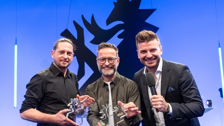 Freuen sich über 270 Einreichungen von 93 Agenturen und Kreativen beim Green Panther 2023: Thomas Zenz (Bildmitte), Fachgruppenobmann Werbung und Marktkommunikation mit seinem Stellvertreter Georg Reschen (l.) sowie Moderator Thomas Seidl