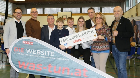 Jürgen Dolesch (Bürgermeister), Hannes Decker (Direktor MS und PTS Stegersbach), Roman Eder (Regionalstellenobmann), Moritz Mercsanits, Manuel Malits, Laura Kroboth, Thomas Novoszel (Regionalstellenleiter), Sonja Marth (AMS-Geschäftsstellenleiterin Stegersbach/Jennersdorf) und Peter Strobl (Innungsmeister der Landesinnung der Hafner, Platten- und Fliesenleger und Keramiker) (v. l.)
