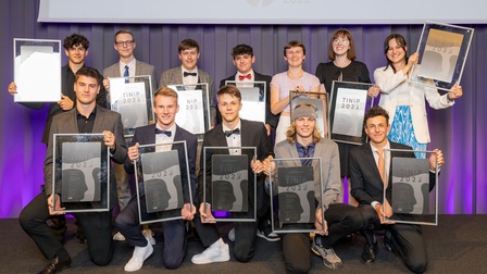 TINIP 2023 - der Tiroler-Nachwuchs-Ingenieur-Preis. Die TINIP-Sieger gemeinsam mit allen Kategorie-Gewinner:innen bei der Gala. 