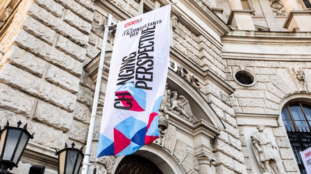 Fahne vor altem Gebäude