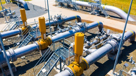 Ansicht aus Vogelperspektive auf blaugelbe Gasröhren an sonnigem Tag