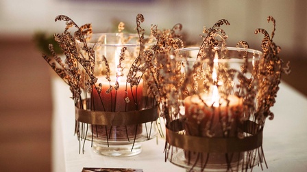 Windlichter mit weihnachtlichen Schmuck