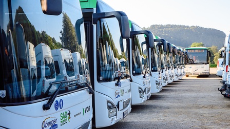 Bis September 2024 möchte Firmenchef Christian Oberger 22 E-Busse in Betrieb nehmen.