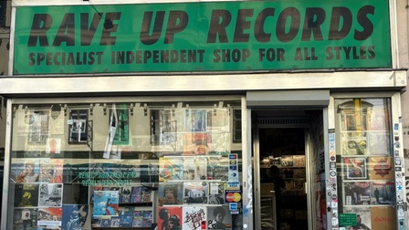 Bild der Auslage von Rave up Records