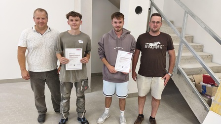 Bernhard Friedl (Prüfungskommission), Sandro Spatzenegger, Benjamin Pieler und Martin Ringbauer (Prüfungskommission) (v. l.) 