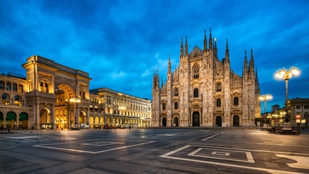 Domplatz in Mailand Italien mit Dom und Triumphbogen
