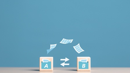 Auf einer hellen Oberfläche stehen zwei helle Würfel. Auf beiden ist das Symbol eines Ordners, aus dem ein Blatt Papier ragt. Auf dem linken steht darin ein A, auf dem rechten ein B. Dazwischen Pfeile, die auf wechselseitig aufeinander zeigen.