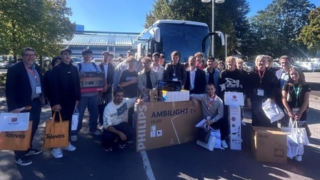 Gruppenfoto vor Bus