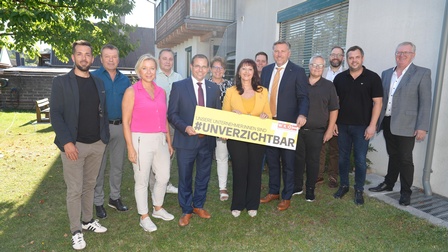 Anton Zolles, Franz Erhardt, Petra Herz, Christoph Grünwald, Wirtschaftskammerpräsident Mst. Andreas Wirth, Gabriele Fasching, Regionalstellenobfrau KommR Mst.in Martina Mohapp, Bernhard Hackl, Wirtschaftskammerdirektor Harald Schermann, Viktor Emmer, Andreas Putz, Franz Drescher und Regionalstellenleiter Freddy Fellinger (v. l.) 