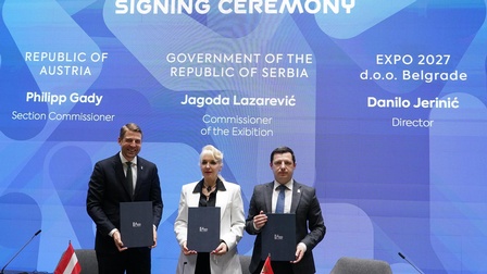 Drei Personen halten unterschriebene Verträge vor Hintergrund mit Text zu Österreich, Serbien und Expo 2027