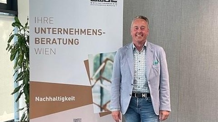 stehender Mann vor Rollup