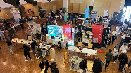 Frau in der Wirtschaft auf der Berufsmesse in Hermagor