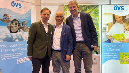 ÖVS-Präsident Johann Poinstingl und zwei weitere Personen auf der Messe pool + garden in Tulln