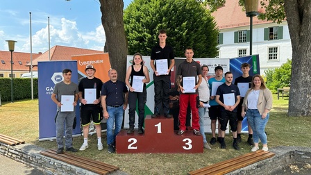 Alexander Bredl, Florian Cenker, Landesinnungsmeister Manfred Beck, die Zweitplatzierte Lena Iby, Sieger Raphael Simon, der Drittplatzierte Ralph Ringbauer, Landeslehrlingswart Hermann Csmarits, Gabriel Strebl, Marcel Börner, Fabian Brunner und Carola Semeliker (v. l.) 