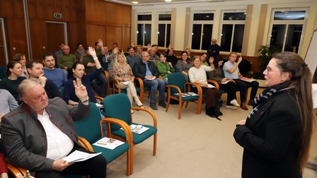 Teilnehmende der Veranstaltung mit Hemma Sampl im Vordergrund