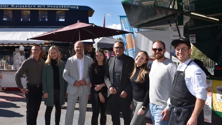 Personen posieren mit Innsbrucker Bürgermeister für Gruppenfoto