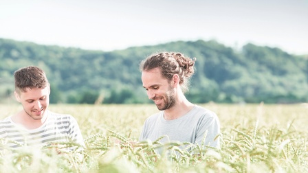 Franz und Rainer Schalk (v.l.) in einem ihrer Felder in Kalsdorf bei Ilz