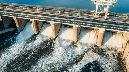Hydroelektrischer Staudamm bei einem Fluss, Topview