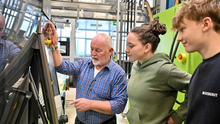Aubsildung geberit, lehrlingsausbilder heinz amberger mit lehrlingen