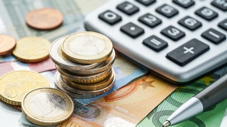 Taschenrechner, Geld und Kugelschreiber