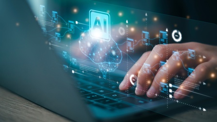 Finger tippen auf einer Tastatur