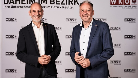Christian Strigl (links) wurde für weitere fünf Jahre als Bezirksstellenobmann der Wirtschaftskammer Reutte bestätigt. Ihm zur Seite steht Bezirksstellenleiter Wolfgang Winkler.