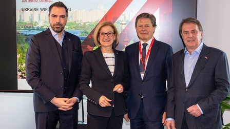 Bei der Info-Veranstaltung „Wiederaufbauprojekte in der Ukraine und Geschäftstätigkeit mit der Ukraine“ betonten Landeshauptfrau Johanna Mikl-Leitner, WKNÖ-Präsident Wolfgang Ecker (r.), IV-NÖ-Präsident Kari Ochsner (l.) und Wolfgang Anzengruber, Regierungskoordinator für den Ukraine-Wiederaufbau, einerseits die Herausforderungen und andererseits die Bedeutung der wirtschaftlichen Zusammenarbeit für heimische Betriebe mit der Ukraine