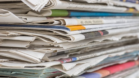 Nahaufnahme eines Zeitungsstapels