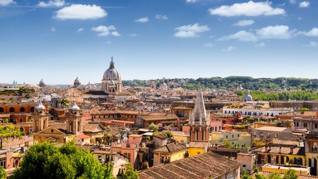 Stadtansicht von Rom: Blick auf die historische Stadt und den Petersdom und blauem Himmel. 