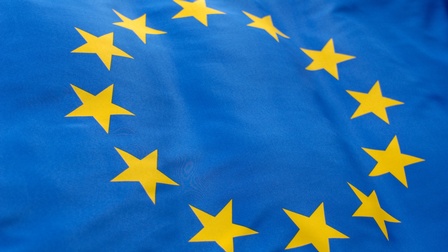 Detailansicht der Europaflagge - gelbe Sterbe auf blauem Hintergrund