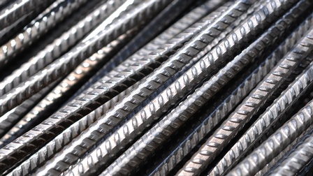 Close-up von langen schmalen Betonstahlstäben