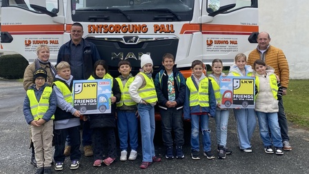 Klassenlehrerin Ursula Pasch, LKW-Fahrer Peter Varga und Direktor Wilhelm Miklos mit den Kindern der 3. und 4. Klasse der Volksschule Siget 
