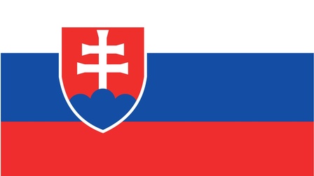Die Flagge der Slowakei mit den Farben weiß, blau und rot von oben nach unten. Links ist ein Wappen auf blau-rotem Hintergrund