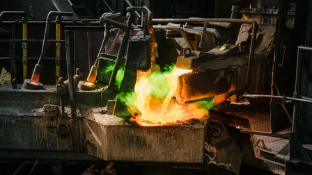 Detailansicht geschmolzenen Kupfers, das in Model gegossen wird, um Flüssigkeit grüner Dampf