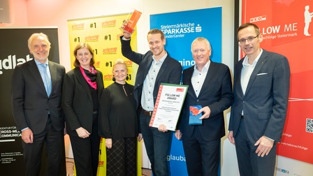 Stadtrat Günter Riegler, Landesrätin Barbara Eibinger-Miedl, WKO Steiermark Vizepräsidentin Gabi Lechner (v.l.) und Sparkassen-Vorstand Oliver Kröpfl (r.) gratulieren Übernehmer Andreas Halwachs und Übergeber Gottfried Halwachs zur erfolgreichen Betriebsnachfolge und dem Sieg beim Follow me Award.