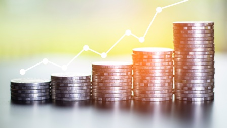 Münztürme unterschiedlicher Höhe nebeneinander platziert, Stufen bildend, darüber Overlay einer Aufwärtskurve mit Punkten