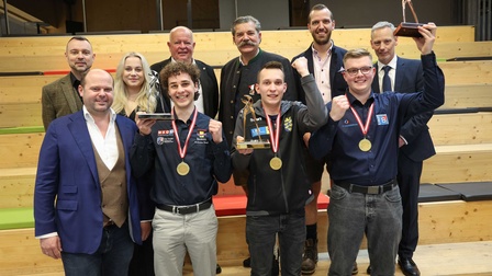 Gruppenfoto der Sieger des Bundeslehrlingswettbewerbs der Installations- und Gebäudetechnik 2024