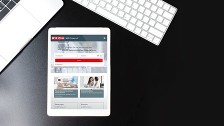 Tablet mit Firmen-A-Z am Bildschirm