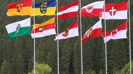Fahnenparade unterschiedlicher Flaggen der Bundesländer Österreich und Europa.